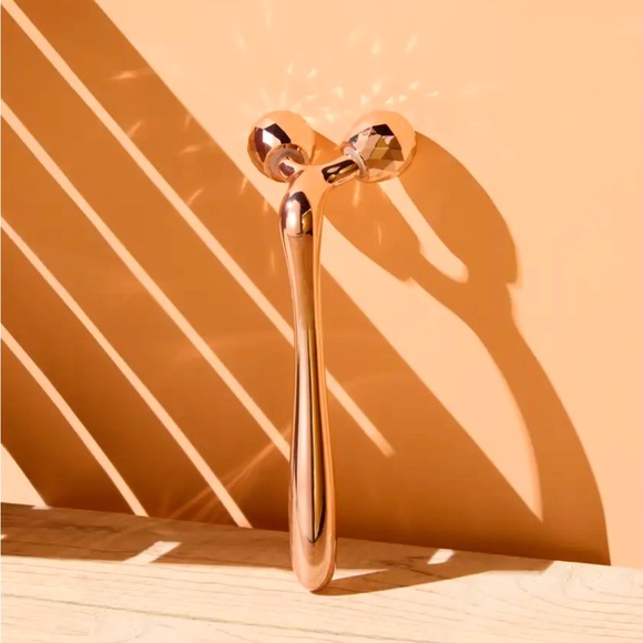 NEIMAN MARCUS Face Counter Roller in Rose Gold - Picture 2 of 8